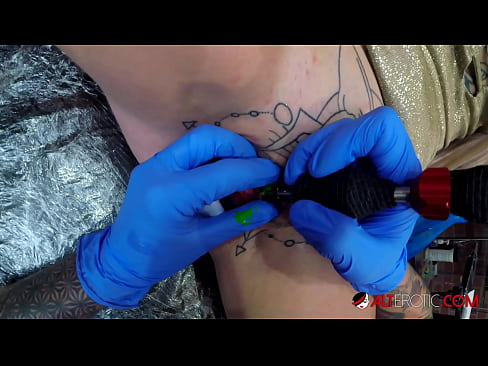 ❤️ Sully Savage, une chaudasse extrêmement tatouée, s'est fait tatouer le clitoris. ❤ Vidéo de baise at porn fr.passenger33.ru ️❤